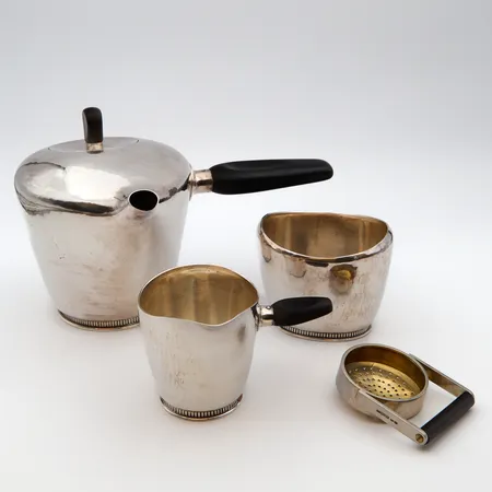 Kaakao-setti, neljä osaa, Hannes Niemi Helsinki, kannun korkeus 180mm, sokerikon ja kermakon korkeudet 70mm, vuosilta 1909 ja 1955, 813br,  Paino: 1073,8 g