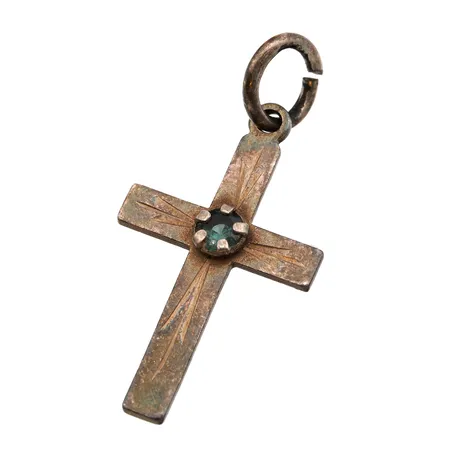 Ristiriipus kivellä, korkeus 22mm, kaiverrettu, 813br,  Paino: 0,6 g