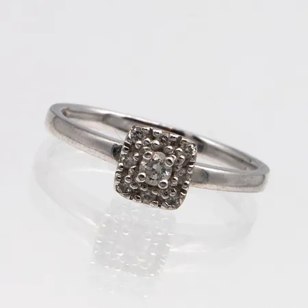 Timanttisormus 1xn0.08ct ja 8xn.0.005ct, koko 17¾, 585 valkokulta,  Paino: 2,5 g