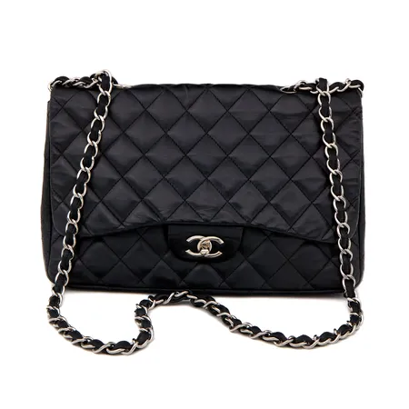 Chanel käsilaukku, Timeless Jumbo Single Flap Bag Black Lambskin SHW, mitat 20 x 30 x 8 cm, sisäpinnassa ja hihnassa kevyitä käytön jälkiä, mukana Chanel aitouskortti, Luxury Helsinki aitoustodistus ja dustbag