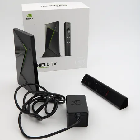 nVidia Shield TV Pro, 4K resoluutio, 16gb massamuisti, 3gb ram, ostokuitti päivämäärä 13.1.2024, kaukosäädin, virtajohto adapteri, laatikko,