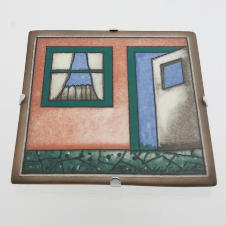 Keraaminen koristelevy, Arabia, Iloa asumiseen, signeeraus Helja Liukko-Sundtröm, koko 115x115mm, Leimalla Arabia ja Vvo