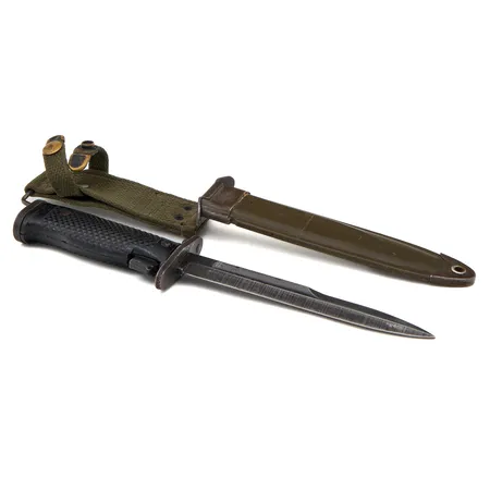 Pistin, M5A1 ja tuppi M8A1, Yhdysvallat, valmistaja Imperial, pituus tupessa 330mm