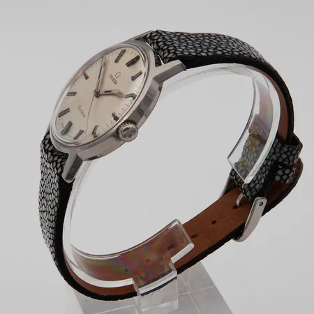 Teräsrannekello Omega Geneve, manuaalivetoinen, Ø 36mm, sarjanumero 31680317, caliberi 601, 17-kivinen, koneiston kehän tukirengas irrallinen, pieniä käytön jälkiä, rannekkeen pituus 160-200mm.
