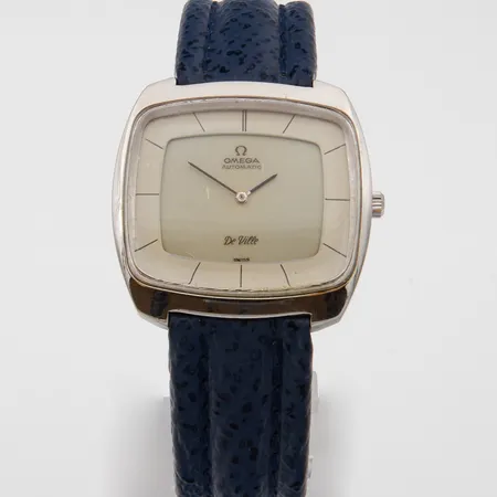 Teräsrannekello Omega De Ville nahkarannekkeella, automaatti, Ø 36mm, sarjanumero 37015765, caliberi 711, 24-kivinen, lasin sisällä muutama roska ja ulkopuolella ohut naarmu, taulussa pieni halkeama, rannekkeen pituus 160-200mm.