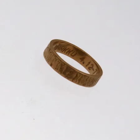 Kuvioitu sormus, koko 16½, leveys 4mm, kaiverrettu, 750,  Paino: 4 g