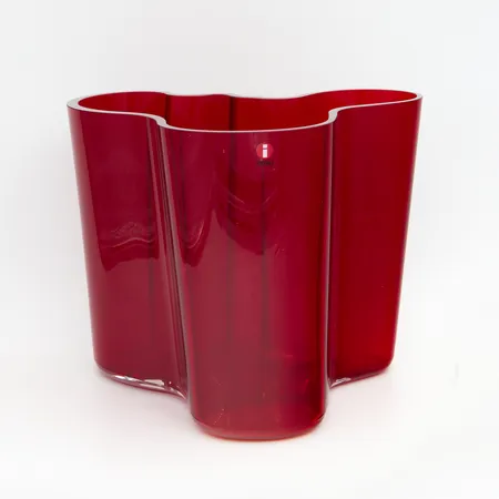Aalto-maljakko, Iittala, korkeus 160mm, laserkaiverrus, pohjassa siirtelyjälkiä ja sivussa iskeymä,  punainen