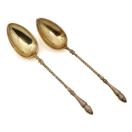 Kaksi lusikkaa, pituus 110mm, tekijänleima MH, 813,  Paino: 21,7 g