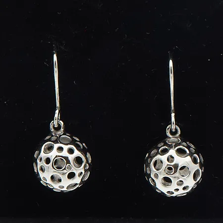 Korvakorut, Leppäkerttu, design Liisa Vitali, korkeus 26mm, 925,  Paino: 2,5 g