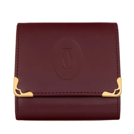 Kolikkokukkaro Cartier, Must de Cartier Embossed Monogram Coin Purse, LL062676, mitat 8x8cm, värissä Bordeaux Red, nahkaa, mukana takuukortti (3.5.2003) ja alkuperäinen rasia. 