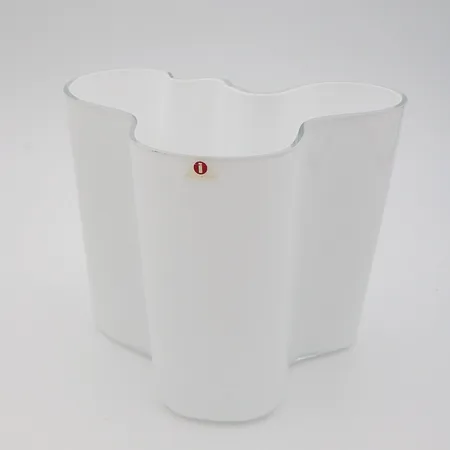 Aalto-maljakko Iittala, valkoinen, korkeus 160mm, signeeraus Alvar Aalto 3030,