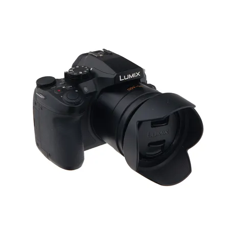Järjestelmäkamera Panasonic Lumix DMC-FZ300, sisäänrakennettu objektiivi Leica 4.5 - 108mm f2.8 - 4.5 DC Vario-Elmarit ASPH, käytöstä aiheutunutta kulumaa, mukana laturi.