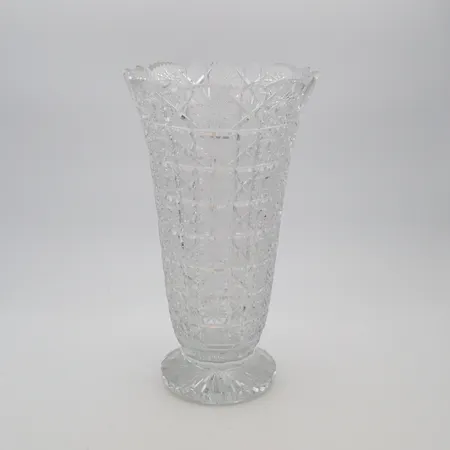 Kristallimaljakko, korkeus 26cm, Ø 90-150mm, reuna säröjä. 