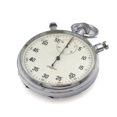 Metallinen ajanottokello Lemania, numerointi 284420, Ø 65mm, kaiverrettu, käytöstä aiheutunutta kulumaa. Paino: 0 g