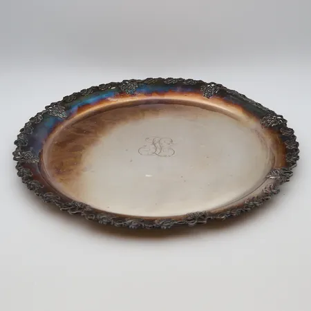 Tarjoilulautanen, Ø352mm, kaiverrettu, reunassa vääntymää, 813,  Paino: 855,1 g