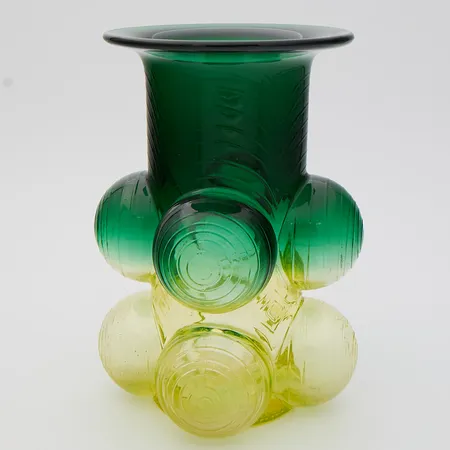 Lasimaljakko, Pajazzo, design Nanny Still, korkeus 20,5cm, Ø 13mm, väri keltainen ja vihreä, signeeraus Riihimäen Lasi Oy Nanny Still