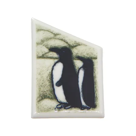 Keraaminen rintakoru, Arabia, Herra ja Rouva Pingviini, design Heljä Liukko-Sundström, korkeus 62mm, leveys 44mm. Paino: 0 g