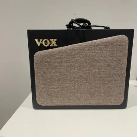 Vahvistin VOX AV30, 30W ja virtajohto, ei lähetetä.