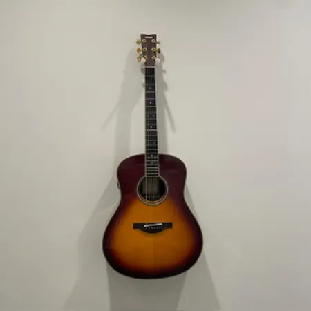 Elektroakustinen kitara, Yamaha  LL-TA, sr,.HPP090629, made in China, kätyön jälkiä, pehmeä kantolaukku, ei lähetetä.