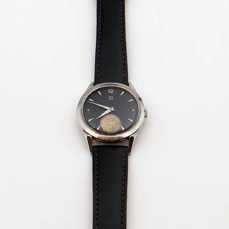 Teräsrannekello Omega nahkarannekkeella, mekaaninen, Ø 35mm, pituus 160-210mm, kaiverrettu ja kaksi numero-osoitinta irronnut taulusta. 
