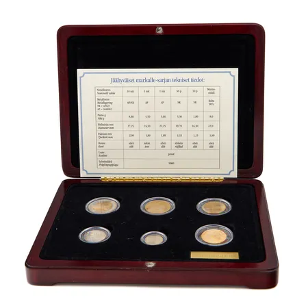 Rahasarja Kultaiset jäähyväiset markalle 2001, nro 4533/5000, proof, Rahapaja Oy, sisältää 10mk 5mk 1mk 50p 10p ja kultainen muistomitali 1 markka vuodelta 1864, puulaatikko ja todistus, 900,