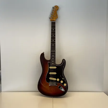Sähkökitara Fender Stratocaster, 70th anniversary 1954 - 2024, US23114535, Corona California, kitaralaukku.  Paino: 0 g