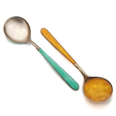 Kaksi emaloitua lusikkaa, Tillander, toisesta emalointi osittain lähtenyt, pituus 130mm, vuosilta 1973 ja 1978, 925br,  Paino: 59,5 g
