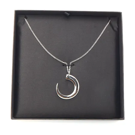 Kaulakoru, Villisian hammas, design Tapio Wirkkala, ketjun pituus 50-59,5cm, riipuksen korkeus 45mm, ketjussa käytön jälkiä, 925, Paino: 10,6 g
