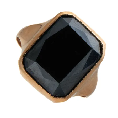 Hematiittisormus, koko 18, kaiverrettu, tekijänleima AL (Linderman Guld & Silver), Tammisaari, pieniä käytön jälkiä, 585br, Paino: 6,3 g