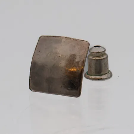 Viallinen pariton korvanappi, tausta metallia, 925br Paino: 1,1 g