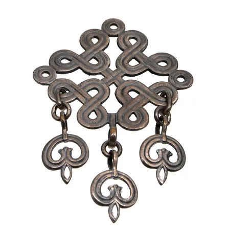Vaillinen riipus, Karjalainen nauhapunos, Kalevala Koru, korkeus 65mm, metallia, 