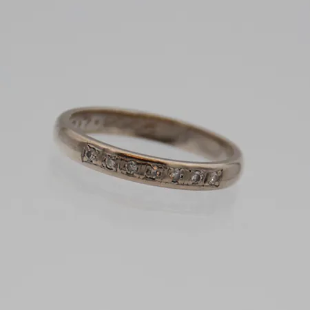 Timanttisormus 7xn.0.005ct, koko 16½, kaiverrettu, 585br valkokulta,  Paino: 2,5 g