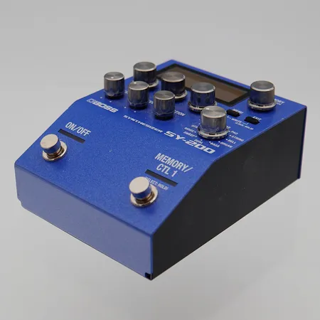 Pedaali Boss synthesizer SY-200, ohjeet ja laatikko.