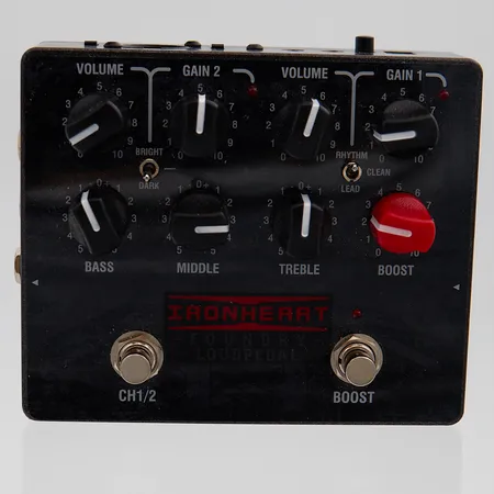 Pedaali Laney Ironheart IRF-Loudpedal, ohjeet, laatikko ja virtajohto.