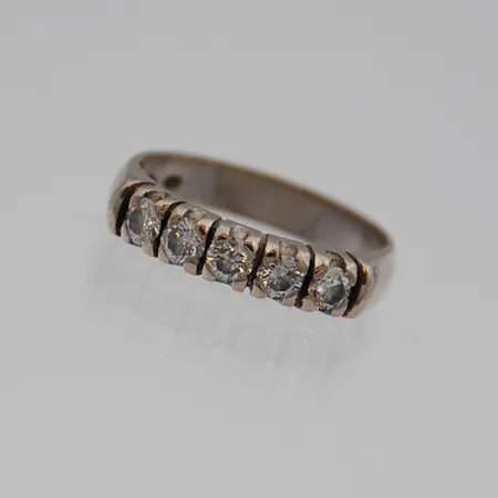 Timanttisormus 5xn.0.10ct, koko 16½, 585br valkokulta,  Paino: 3,8 g