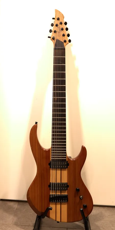 Sähkökitara Agile Interprid, 8-kielinen, käytön jälkiä, pinta vaurioita, yksi keili poikki, yhden virittmen kuori puuttuu, S:N A16711, made in south korea,  kaksi humbucker mikrofonia, yksi volume, yksi tone, 3-tie mikrofonivalitsin, kaula läpirungon, skaala 28 5/8” , satulan leveys 2 1/4", radius 15" , ebony-otelauta, mahonki runko, viisi osainen vaahtera-pähkinäpuu-kaula, pehmeä laukku,  Ei lähetetä nouto ainoastaan konttorilta