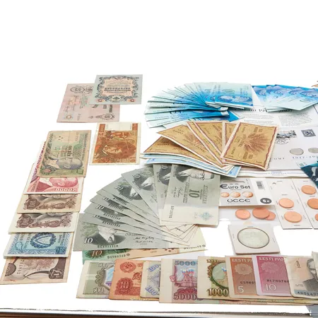 Ulkomaisia ja Suomalaisia setelirahoja ja kolikoita, yksi juhlaraha 10 markkaa 500, kaksi muistomitalia helsingin olympialaiset,