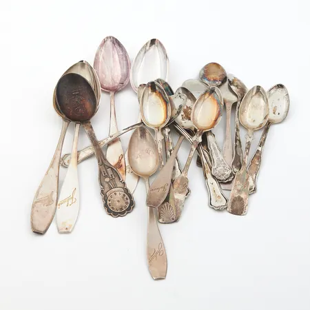 Viallisia ja kaiverrettuja lusikoita, 813-830, Paino: 307,3 g