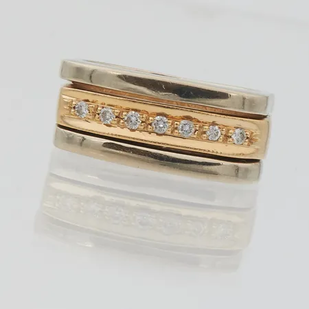 Timanttisormus 7xn.0.01ct, kaiverrettu, koko 15¾, leimaamaton 750 kelta- ja valkokulta, Paino: 10,4 g