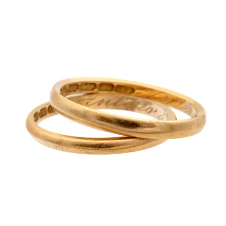 Kaksi sileää sormusta, kaiverrettuja, 750, Paino: 4,8 g