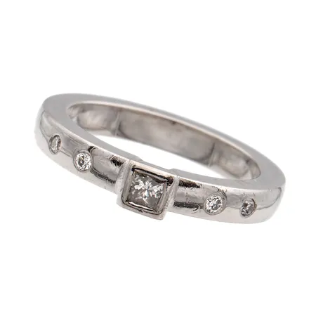 Timanttisormus 4xn.0.01ct 1xn.0.08ct, koko 16, design Efva Attling, 750 valkokulta,  Paino: 6,3 g