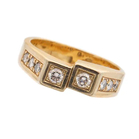 Timanttisormus 2xn.0.10ct 6xn.0.04ct, koko 18½, tekijänleima BA (Bror Erik Ahlfors), 2009, 750br Paino: 8,4 g