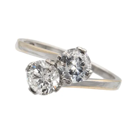 Timanttisormus 1xn0.55ct ja 1xn0.50ct, koko 16½, Tekijänleima AT (Tillander Ab Oy), vuodelta 1970, 750,  Paino: 3,5 g