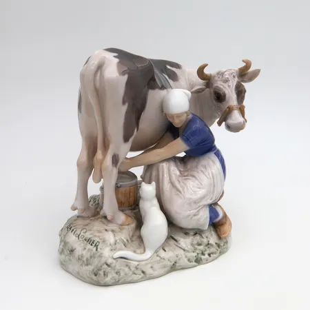 Posliinikoriste, Bing & Grondahl, Milkmaid and Cow, signeeraus Axel Locher, Tanska. 