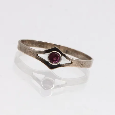 Kivisormus, runko hieman vääntyny, koko 18, 925br, Paino: 0,8 g