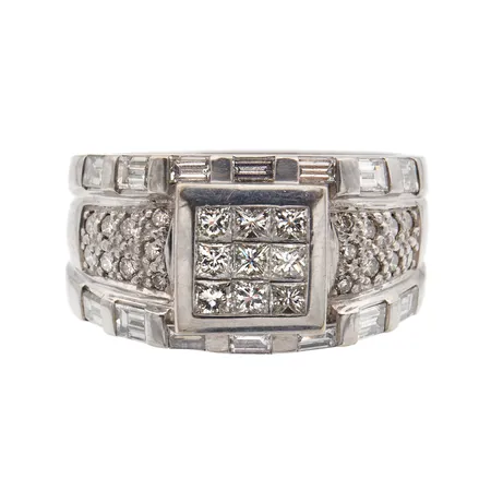 Timanttisormus 18xn.0.01ct briljantti, 14xn.0.03-0.04ct baguette 9xn.0.05ct princess, koko 18¾,  750 valkokulta,  Paino: 15,9 g