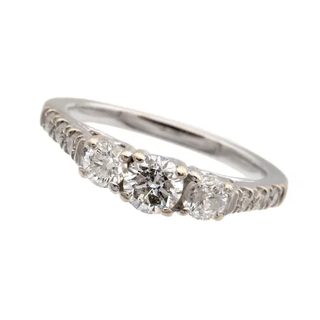 Timanttisormus 1xn.0.36ct 2xn.0.15ct 6xn.0.02ct, koko 17¼, 585 valkokulta,  Paino: 3,3 g