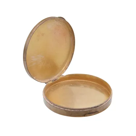 Puuterirasia, Ø 54mm, korkeus 10mm, kaiverrettu, tekijänleima OL (Oy Osk. Lindroos Ab), 813, Paino: 36,8 g