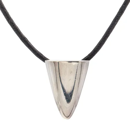 Kaulakoru Aarikka, nahkanyörin pituus 42cm, riipuksen korkeus 25mm, 925br, Paino: 6,7 g