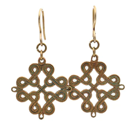 Korvakorut Kalevala, Karjalainen nauhapunos, korkeus 40mm, pronssia.